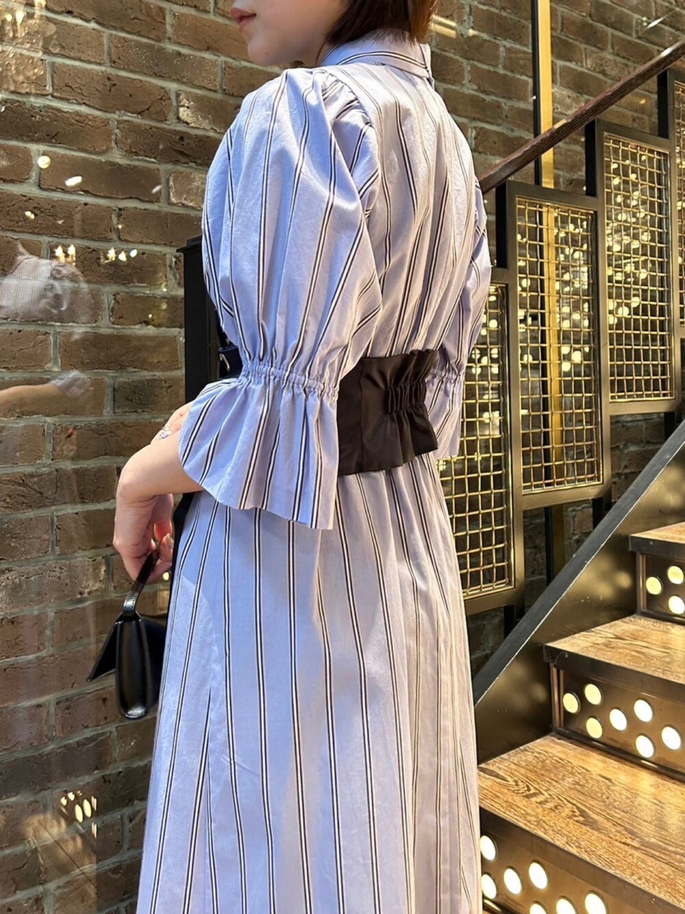 ブルー系のワンピース、ブラック系のバッグ、ブラック系のその他シューズを着用したレディースの冬コーディネートの3枚目の写真