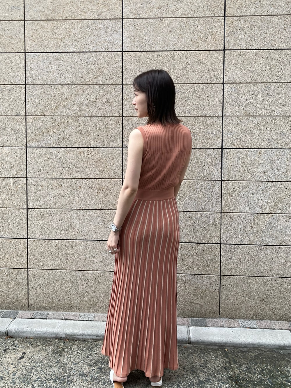 ピンク系のワンピース、ホワイト系のサンダルを着用したレディースの夏コーディネートの3枚目の写真