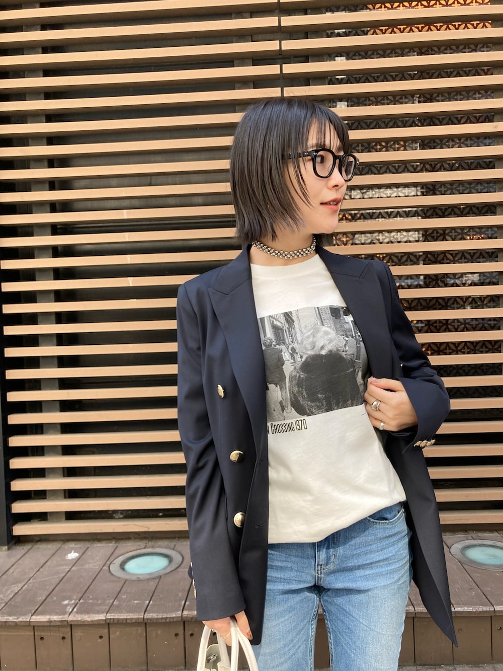 ホワイト系のTシャツ/カットソー、ブルー系のテーラードジャケット、ブルー系のデニムパンツを着用したレディースの春コーディネートの2枚目の写真