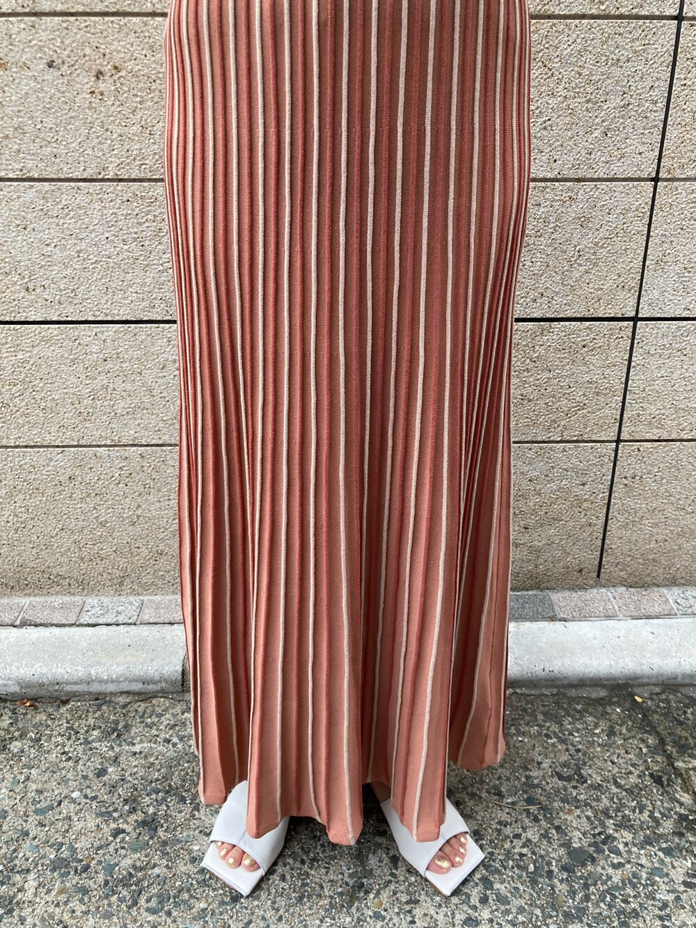 ピンク系のワンピース、ホワイト系のサンダルを着用したレディースの夏コーディネートの4枚目の写真