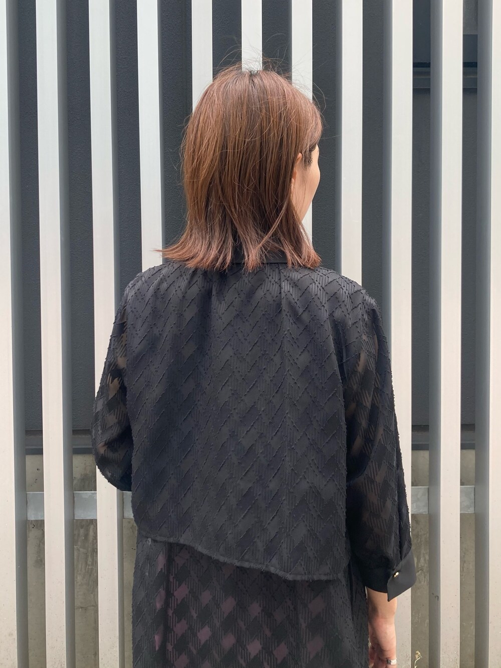 レッド系のその他パンツ、ブラック系のワンピース、ブラック系のタンクトップを着用したレディースの夏コーディネートの3枚目の写真