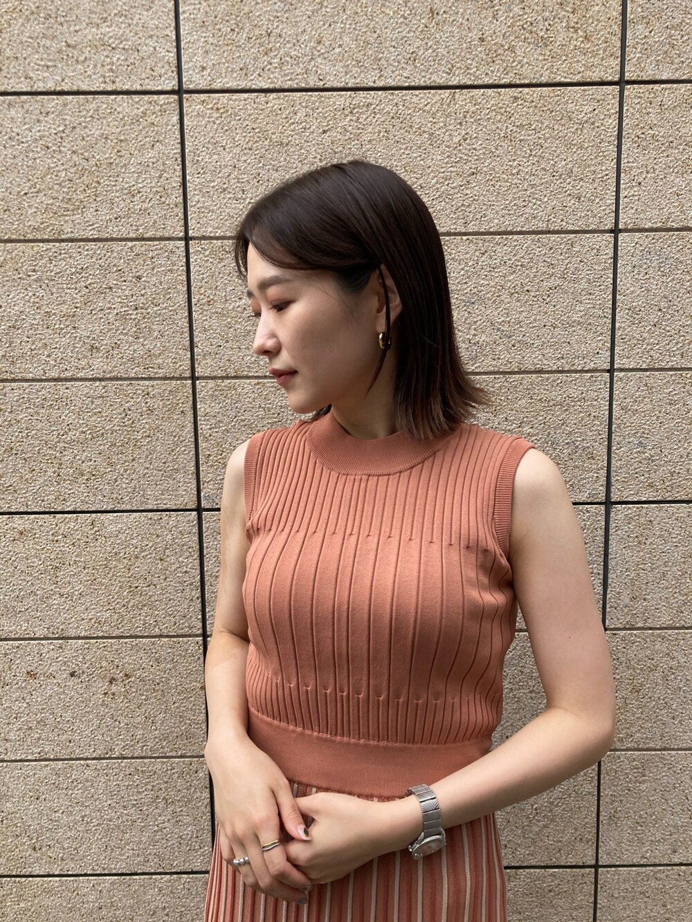 ピンク系のワンピース、ホワイト系のサンダルを着用したレディースの夏コーディネートの2枚目の写真