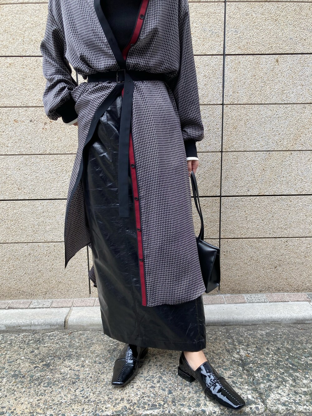 ブラック系のハンドバッグ、ブラック系のシャツワンピース、ブラック系のその他シューズを着用したレディースの秋コーディネートの5枚目の写真