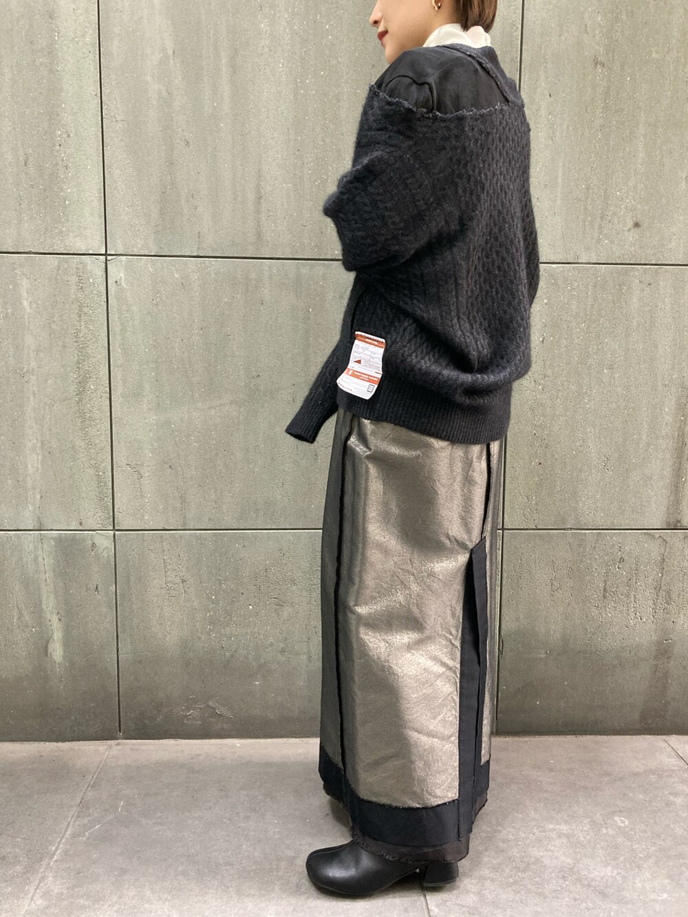 ブラック系のカーディガン/ボレロ、シルバー系のスカート、ホワイト系のシャツ/ブラウスを着用したレディースの秋コーディネートの3枚目の写真