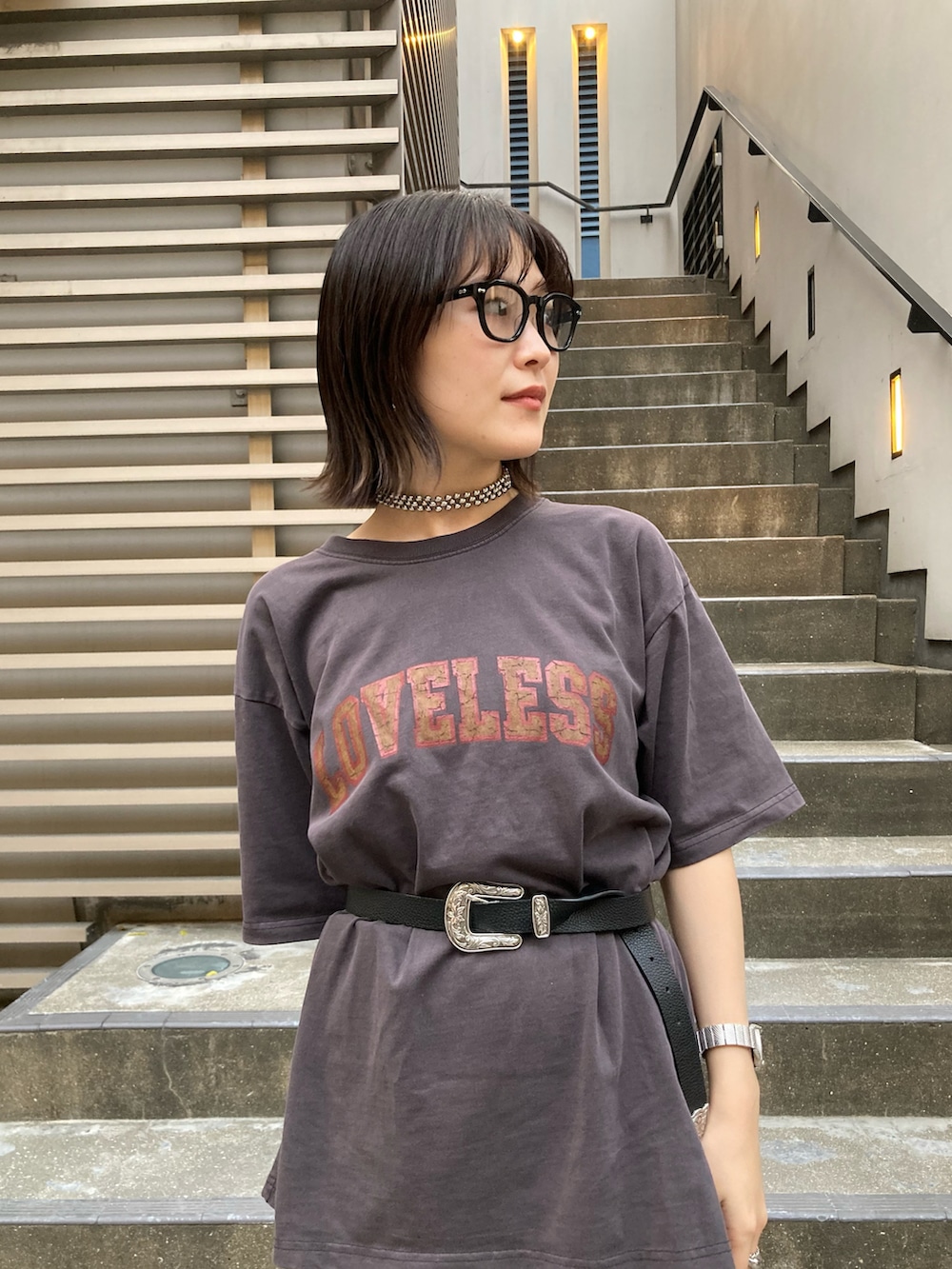 グリーン系のMA-1、グレー系のTシャツ/カットソー、ホワイト系のスカートを着用したレディースの春コーディネートの5枚目の写真