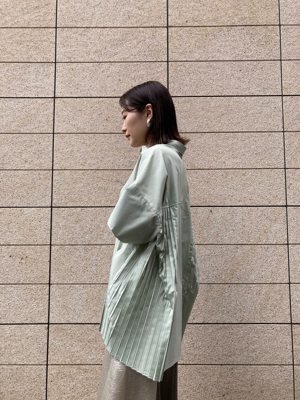 グリーン系のシャツ/ブラウス、ホワイト系のサンダル、グリーン系のスカートを着用したレディースの夏コーディネートの3枚目の写真