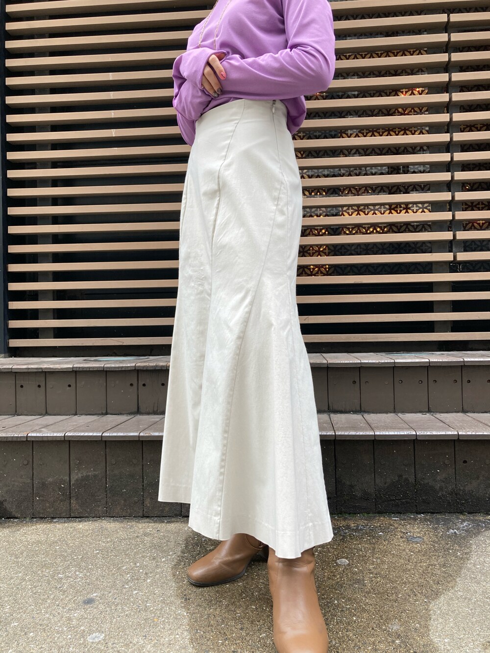 パープル系のその他トップス、ブルー系のカーディガン/ボレロ、ベージュ系のスカートを着用したレディースの春コーディネートの3枚目の写真