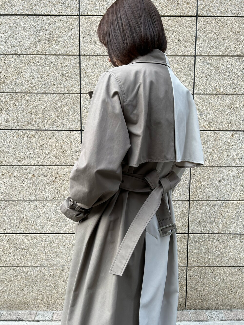 ベージュ系のその他パンツ、パープル系のニット/セーター、ベージュ系のトレンチコートを着用したレディースの冬コーディネートの2枚目の写真