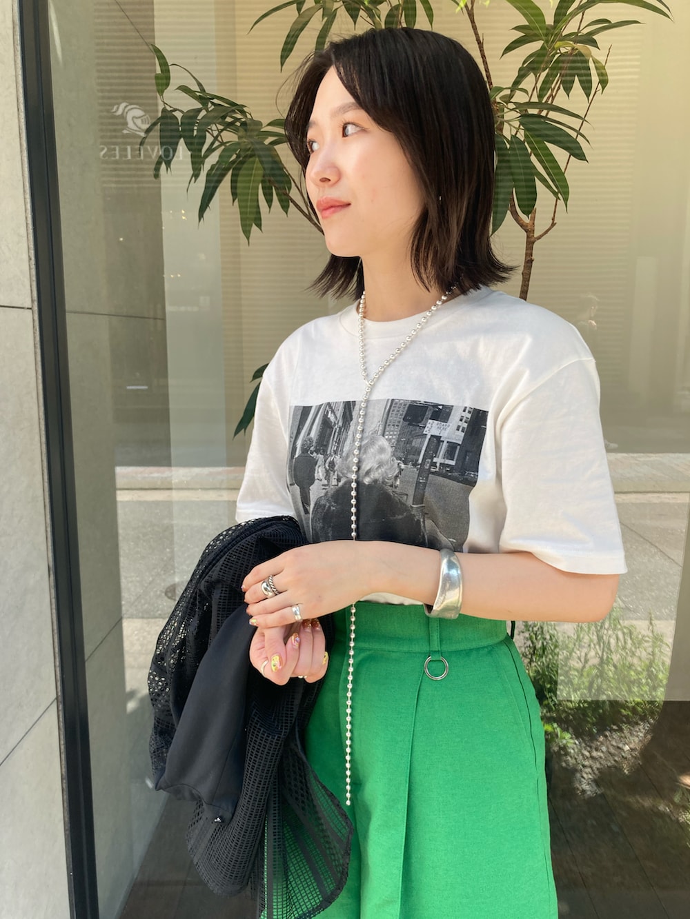 ブラック系のシャツ/ブラウス、グリーン系のその他パンツ、ホワイト系のTシャツ/カットソーを着用したレディースの春コーディネートの4枚目の写真