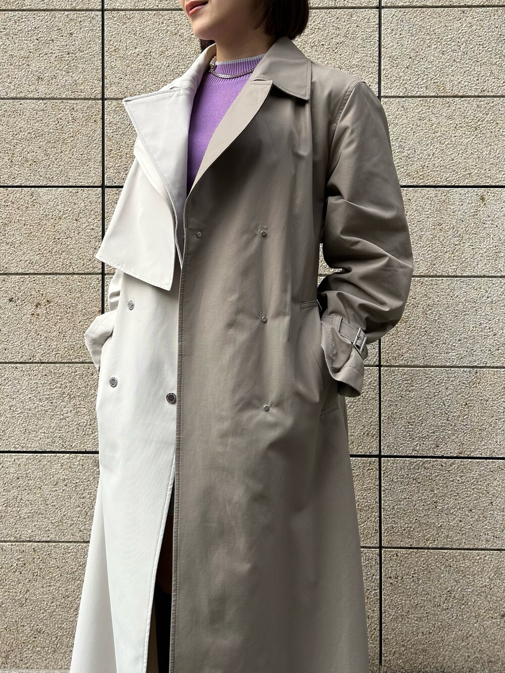 ベージュ系のその他パンツ、パープル系のニット/セーター、ベージュ系のトレンチコートを着用したレディースの冬コーディネートの4枚目の写真