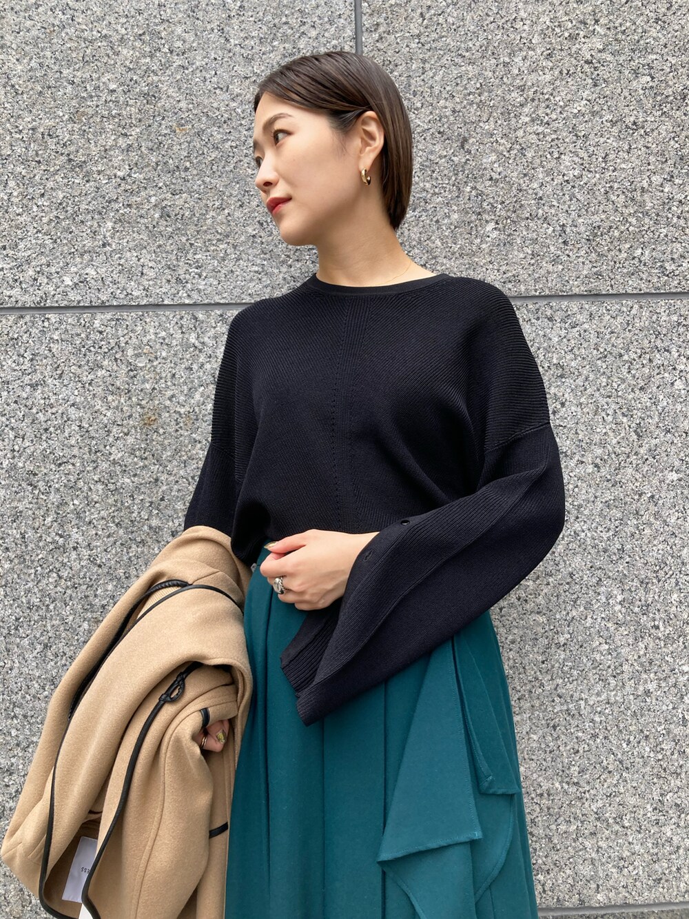 「ベージュ、大人カジュアル、きれいめカジュアル、秋服、低身長、カジュアルコーデ、秋コーデ、ドラマ着用」｜「LOVELESSのラッフル タックスカート（スカート、グリーン系）」を使った、chiaさん（レディース・152cm）の秋コーディネートの3枚目の写真