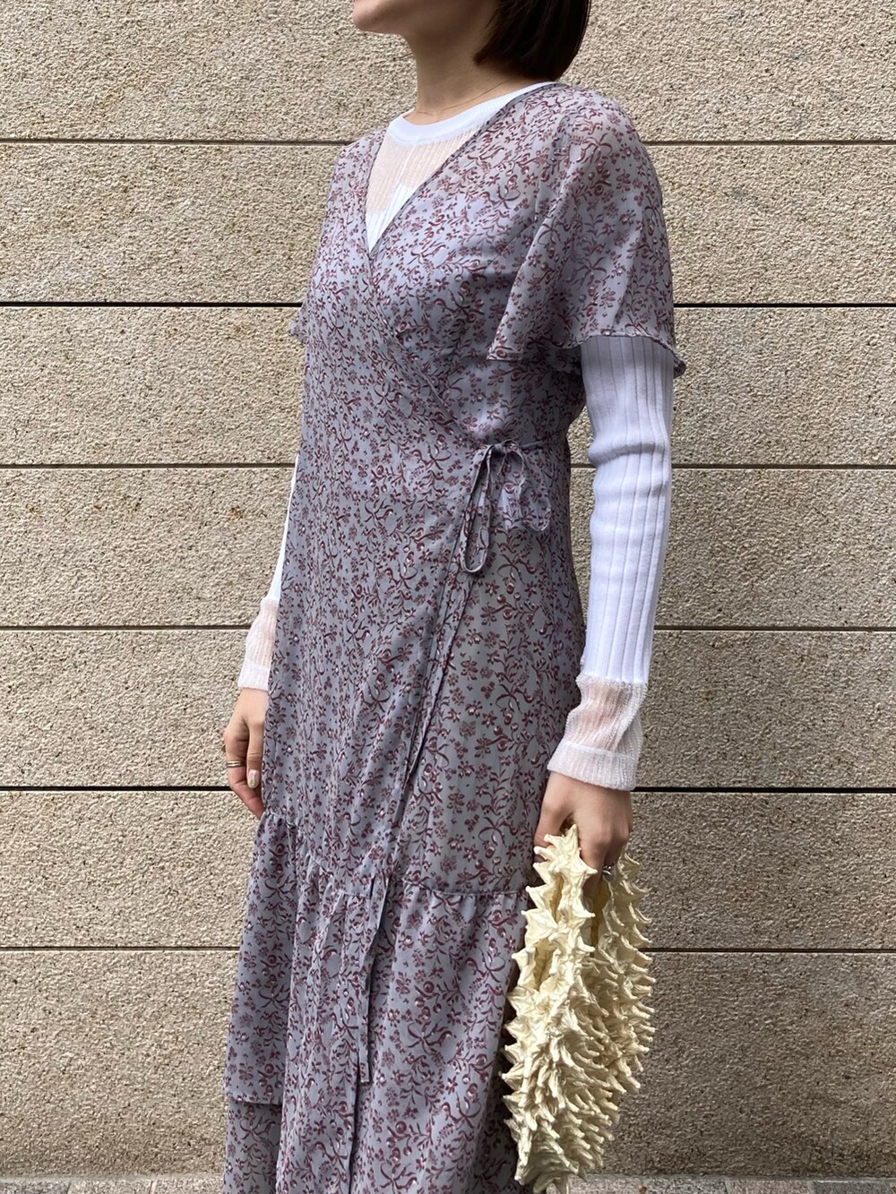 イエロー系のバッグ、グレー系のワンピース/ドレス、パープル系のテーラードジャケットを着用したレディースの冬コーディネートの4枚目の写真