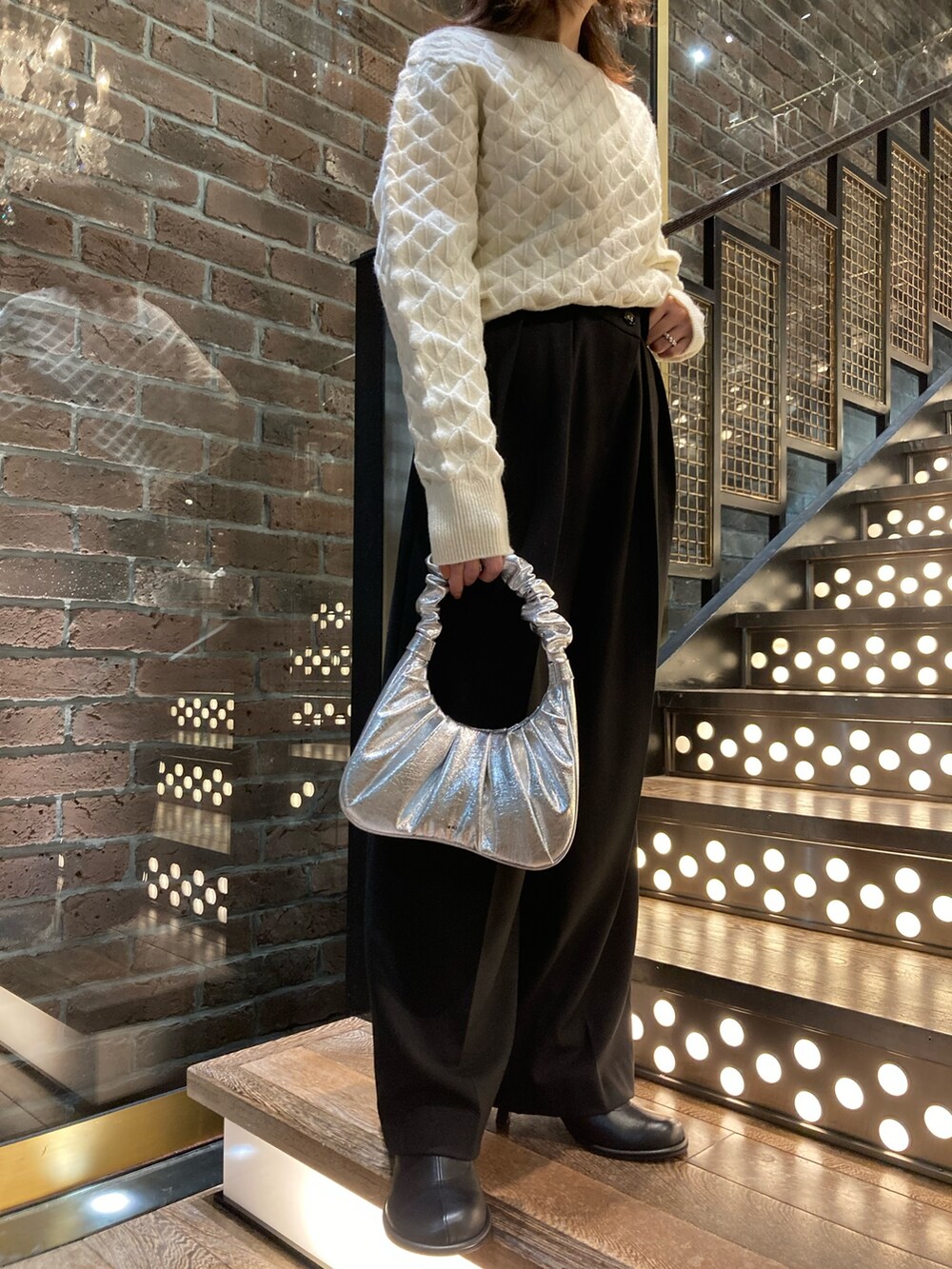 ブラック系のその他パンツ、ホワイト系のニット/セーターを着用したレディースの秋コーディネートの3枚目の写真