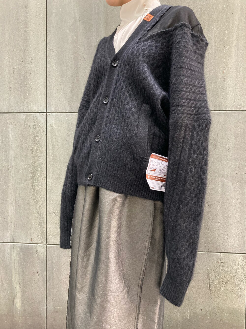 ブラック系のカーディガン/ボレロ、シルバー系のスカート、ホワイト系のシャツ/ブラウスを着用したレディースの秋コーディネートの2枚目の写真