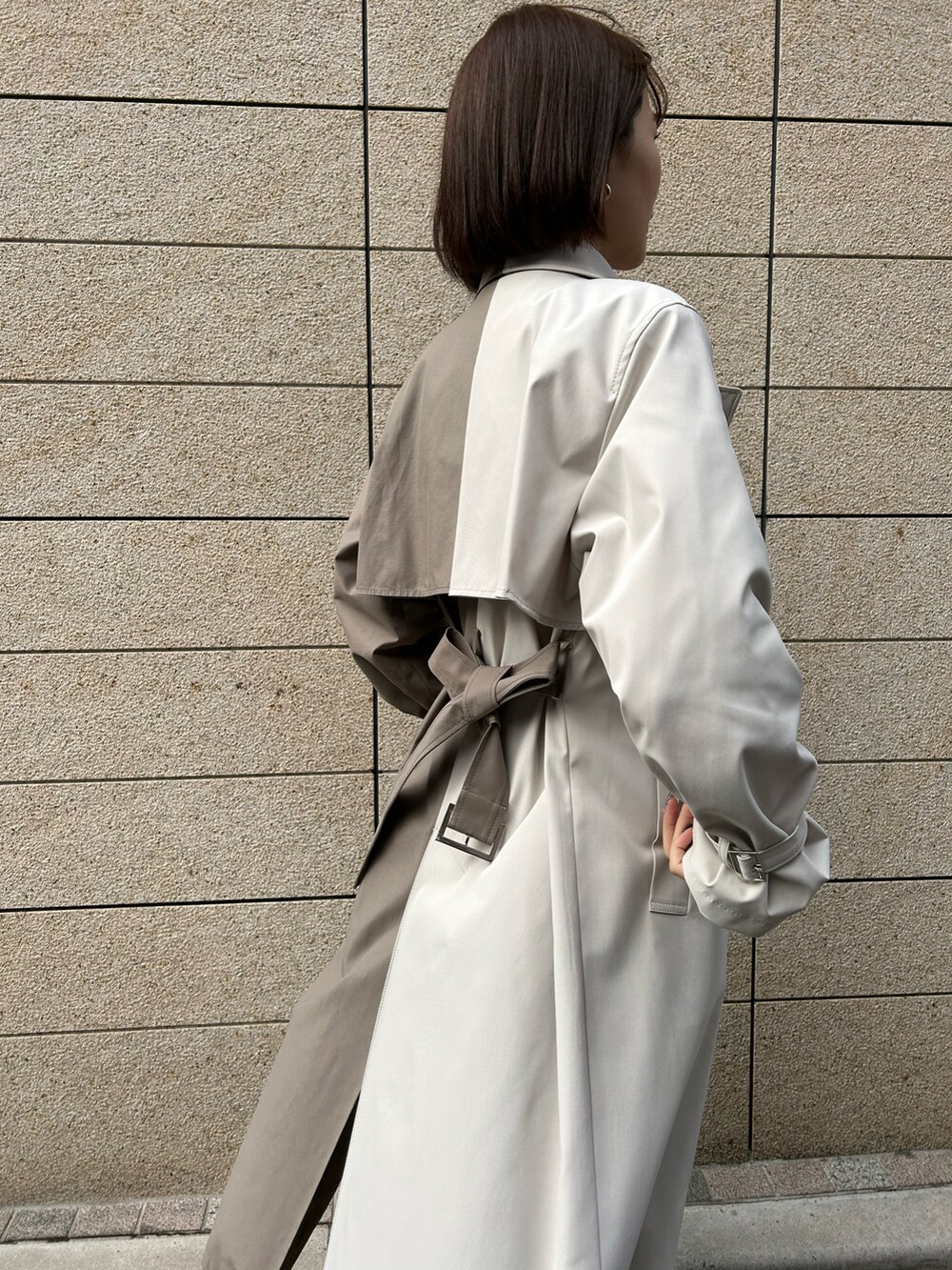 ベージュ系のその他パンツ、パープル系のニット/セーター、ベージュ系のトレンチコートを着用したレディースの冬コーディネートの3枚目の写真