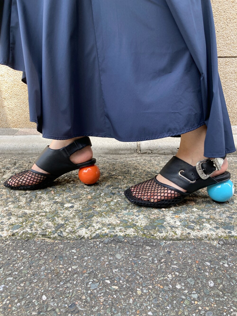 ブルー系のワンピース、ブラック系のサンダル、シルバー系のイヤリングを着用したレディースの夏コーディネートの4枚目の写真