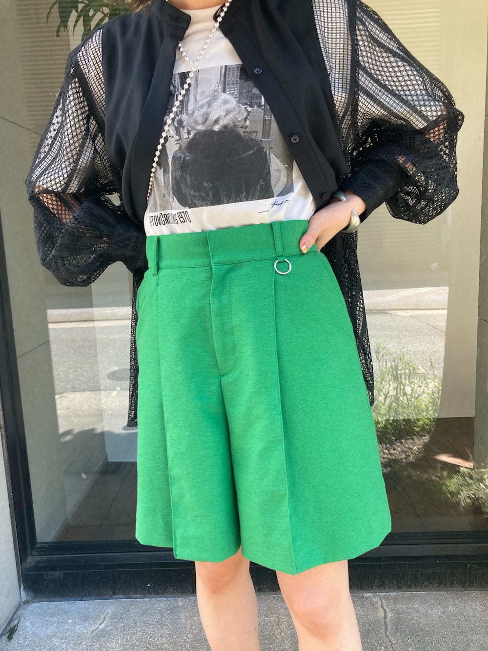 ブラック系のシャツ/ブラウス、グリーン系のその他パンツ、ホワイト系のTシャツ/カットソーを着用したレディースの春コーディネートの2枚目の写真