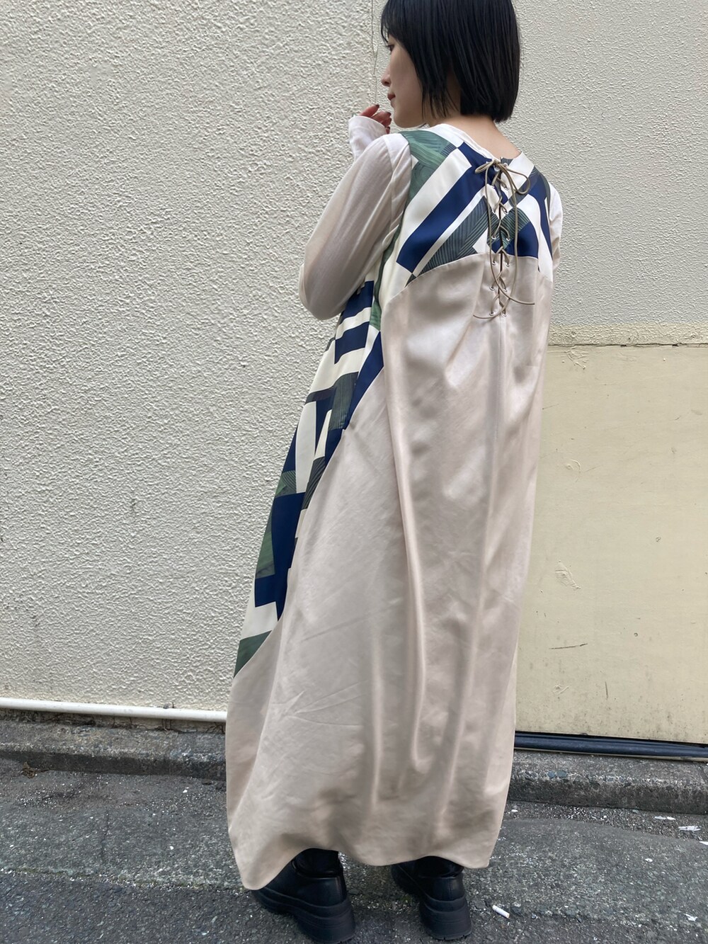 ブラウン系のトレンチコート、グリーン系のワンピース/ドレスを着用したレディースの冬コーディネートの5枚目の写真