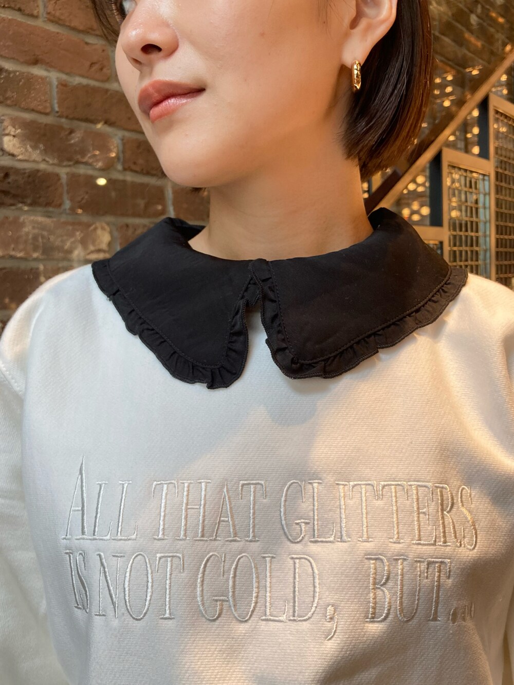 ホワイト系のニット/セーター、ホワイト系のスウェット、ブラック系のその他パンツを着用したレディースの秋コーディネートの3枚目の写真