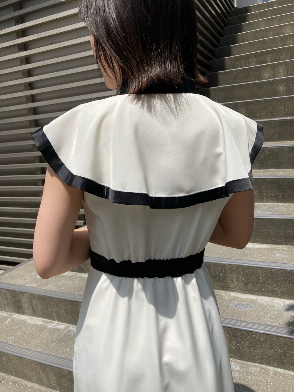 ホワイト系のワンピースを着用したレディースの春コーディネートの3枚目の写真