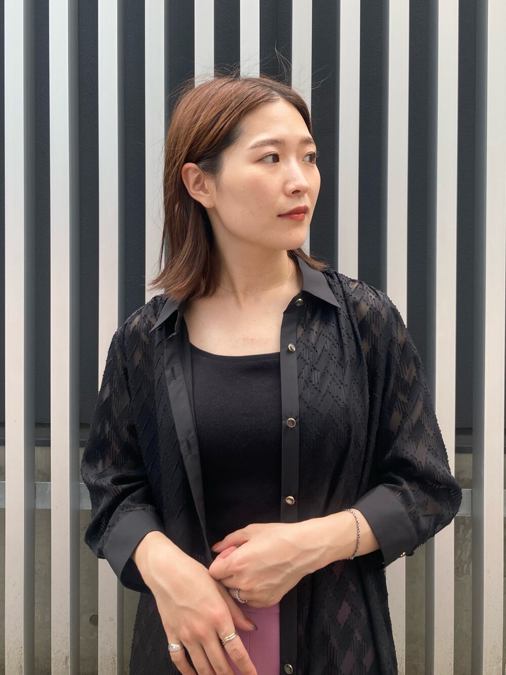 レッド系のその他パンツ、ブラック系のワンピース、ブラック系のタンクトップを着用したレディースの夏コーディネートの4枚目の写真