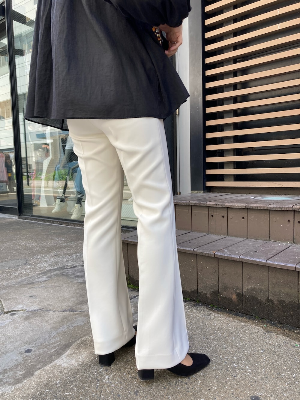 ブラック系のシャツ/ブラウス、ブラウン系のショルダーバッグ、ホワイト系のその他パンツを着用したレディースの春コーディネートの5枚目の写真