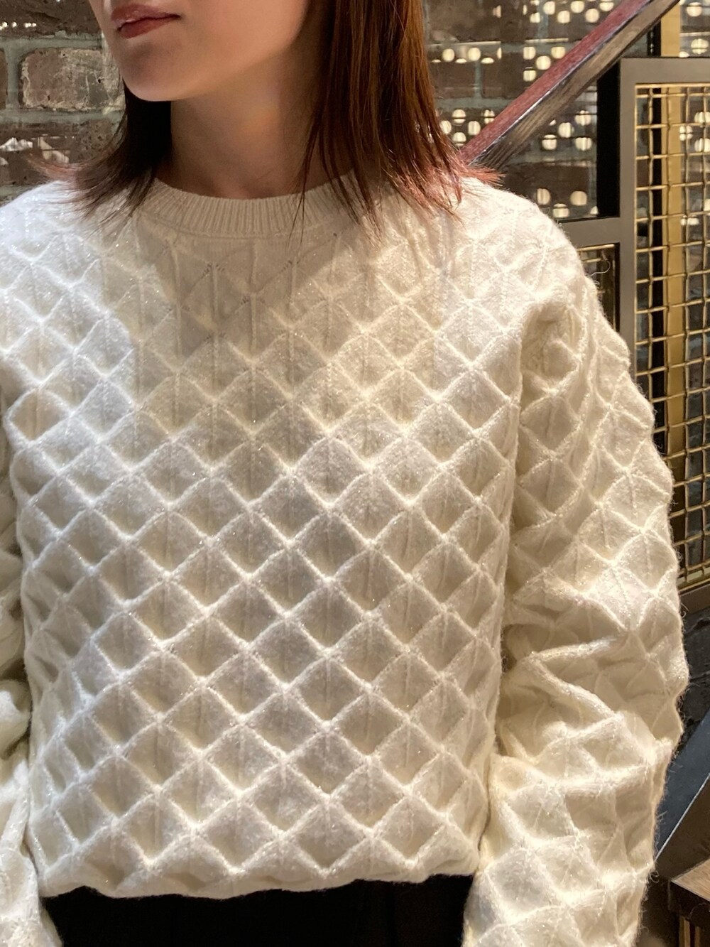 ブラック系のその他パンツ、ホワイト系のニット/セーターを着用したレディースの秋コーディネートの5枚目の写真