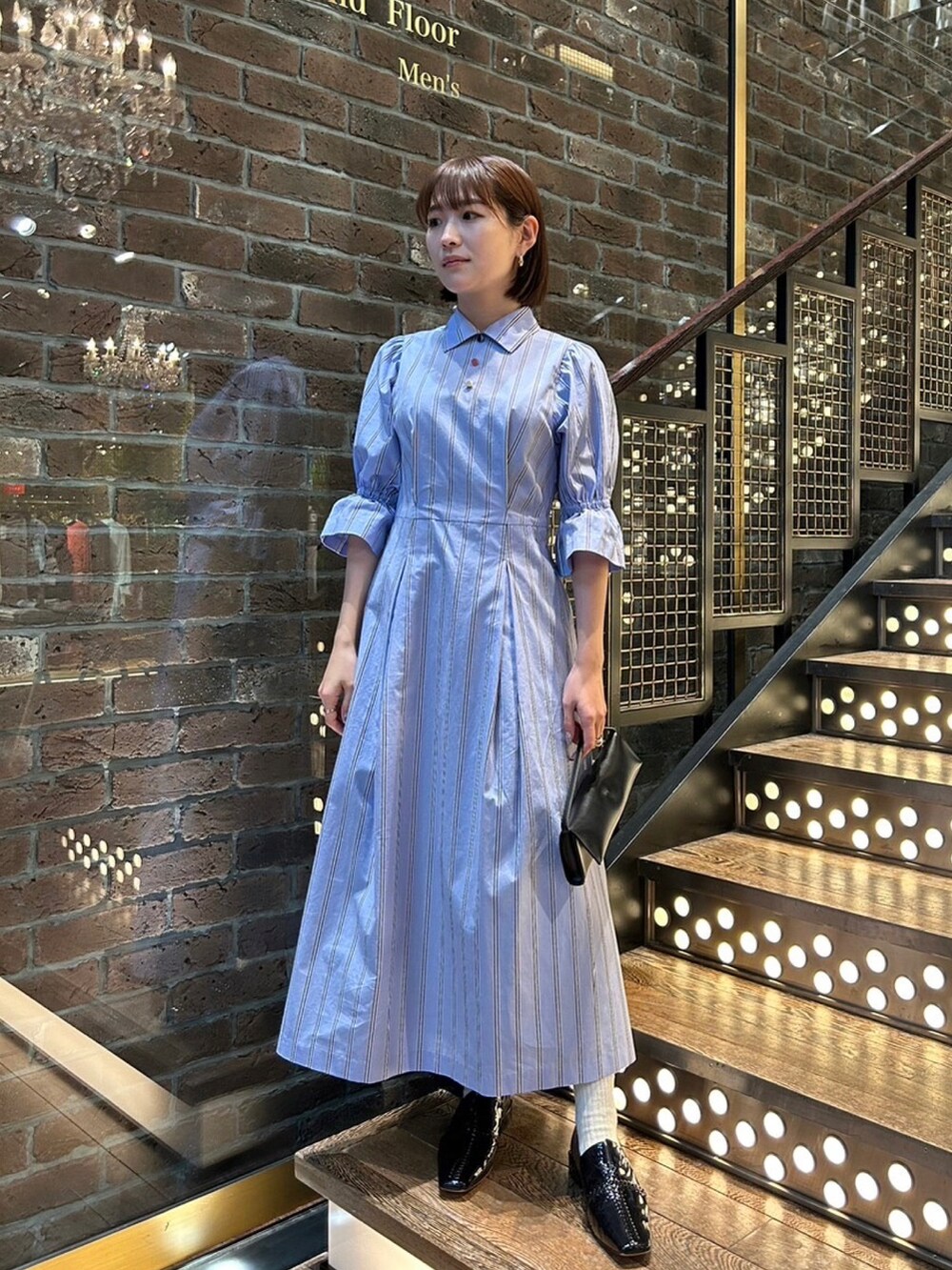 ブルー系のワンピース、ブラック系のバッグ、ブラック系のその他シューズを着用したレディースの冬コーディネートの4枚目の写真