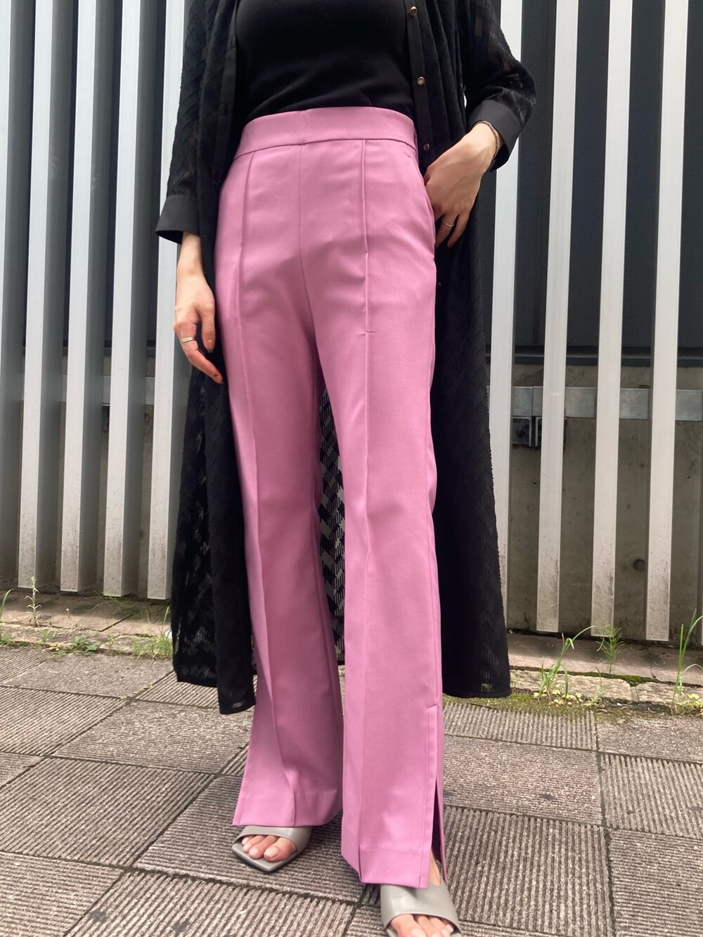 レッド系のその他パンツ、ブラック系のワンピース、ブラック系のタンクトップを着用したレディースの夏コーディネートの5枚目の写真