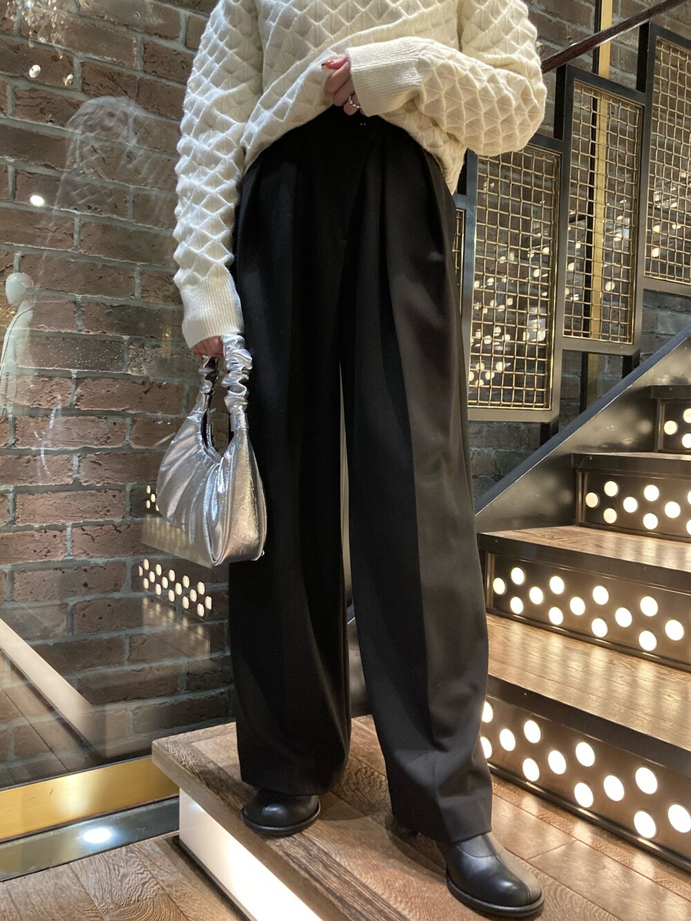 ブラック系のその他パンツ、ホワイト系のニット/セーターを着用したレディースの秋コーディネートの4枚目の写真