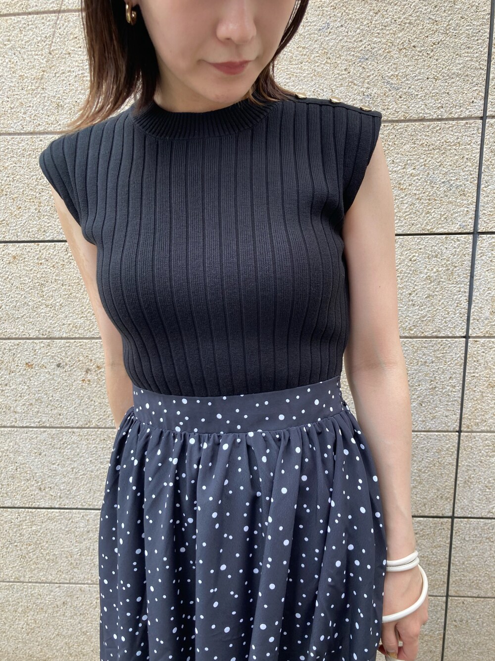 ブラック系のワンピース、ホワイト系のショルダーバッグ、ブラック系のサンダルを着用したレディースの夏コーディネートの2枚目の写真