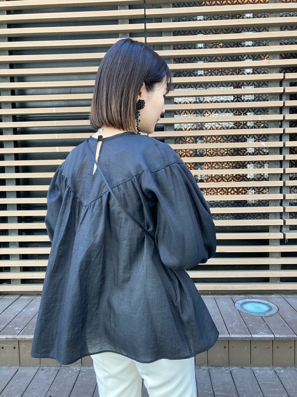 ブラック系のシャツ/ブラウス、ブラウン系のショルダーバッグ、ホワイト系のその他パンツを着用したレディースの春コーディネートの3枚目の写真