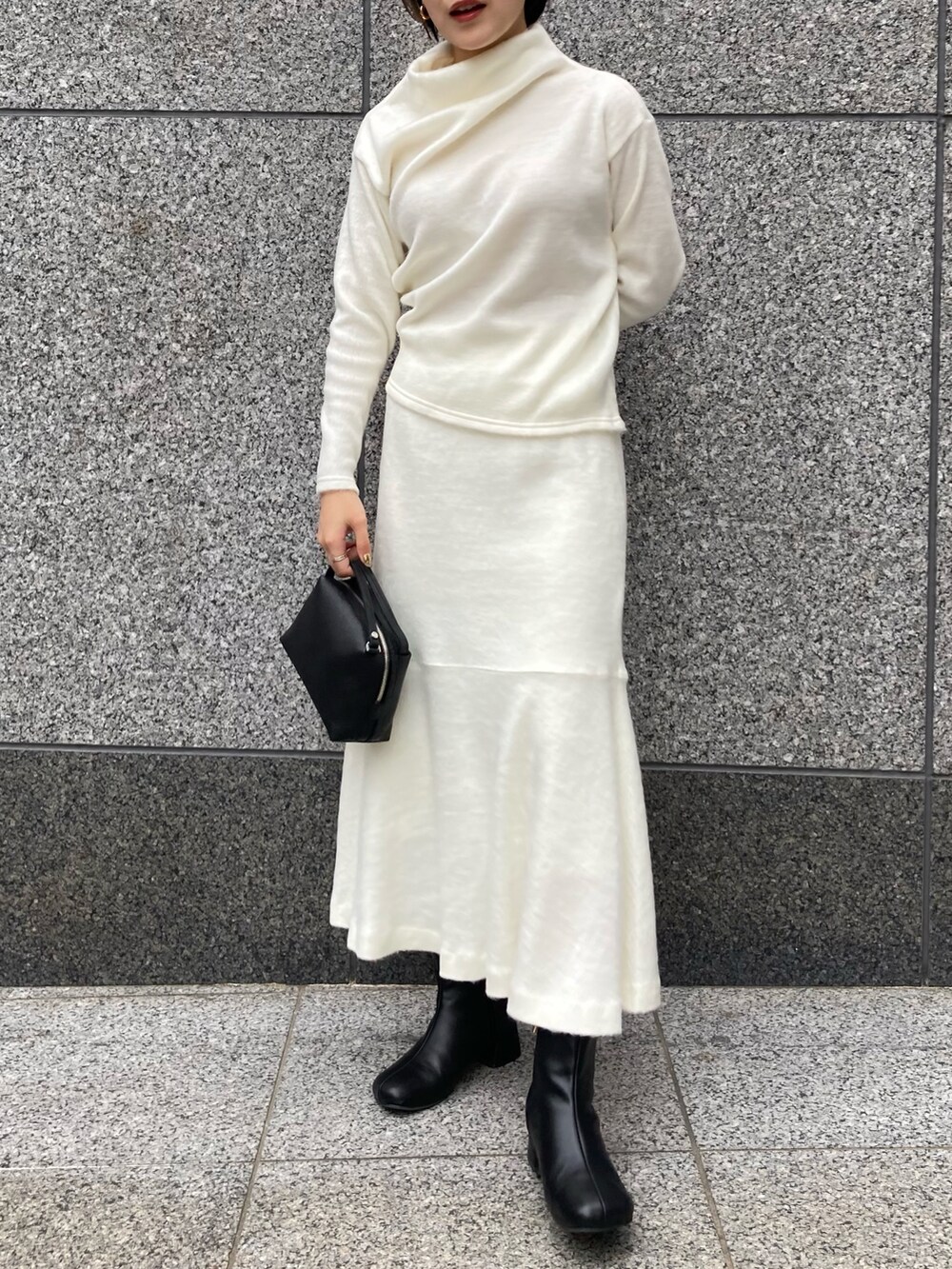 ホワイト系のトップス、ピンク系のその他アウター、ブラック系のショルダーバッグを着用したレディースの秋コーディネートの4枚目の写真