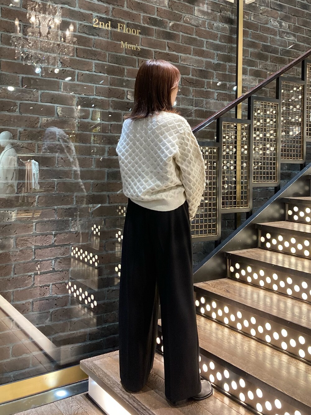 ブラック系のその他パンツ、ホワイト系のニット/セーターを着用したレディースの秋コーディネートの2枚目の写真