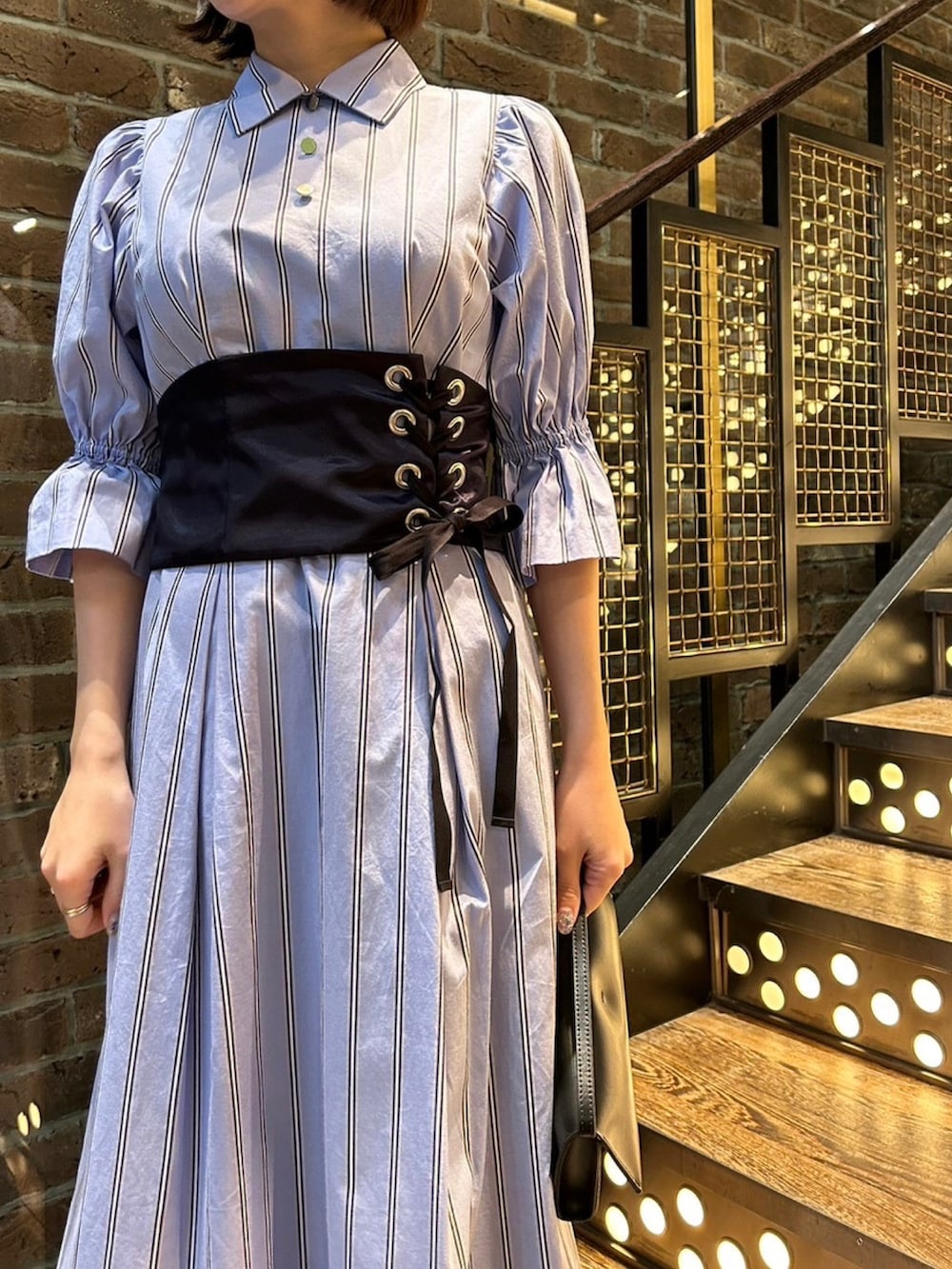 ブルー系のワンピース、ブラック系のバッグ、ブラック系のその他シューズを着用したレディースの冬コーディネートの2枚目の写真