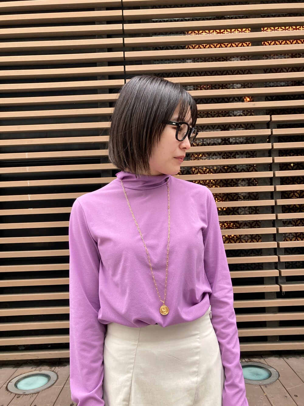 パープル系のその他トップス、ブルー系のカーディガン/ボレロ、ベージュ系のスカートを着用したレディースの春コーディネートの4枚目の写真