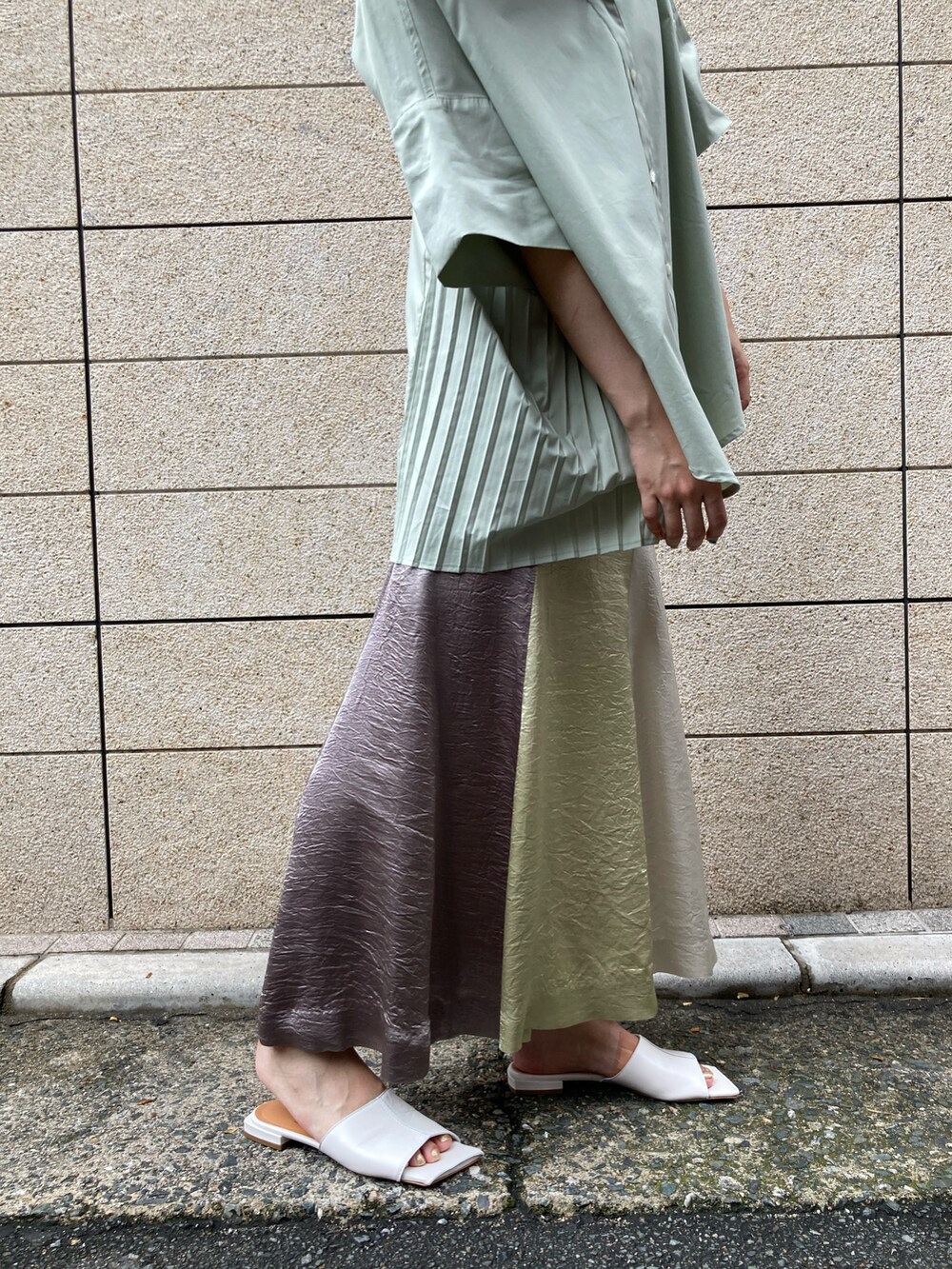 グリーン系のシャツ/ブラウス、ホワイト系のサンダル、グリーン系のスカートを着用したレディースの夏コーディネートの2枚目の写真