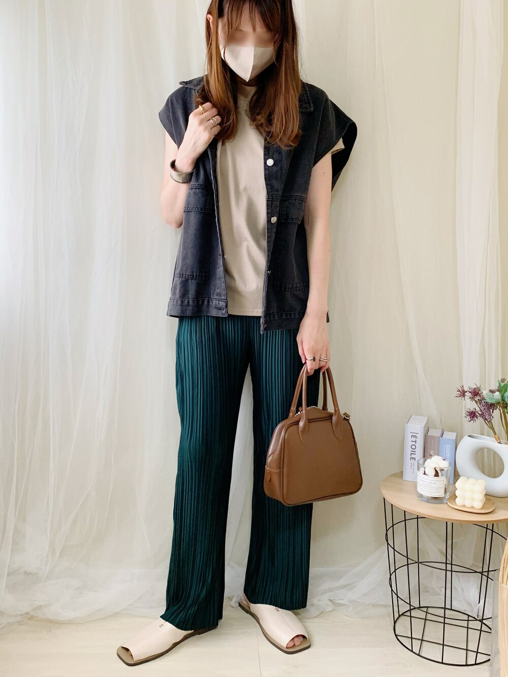 ブラック系のベスト、ベージュ系のTシャツ/カットソー、グリーン系のその他パンツを着用したレディースの夏コーディネートの2枚目の写真