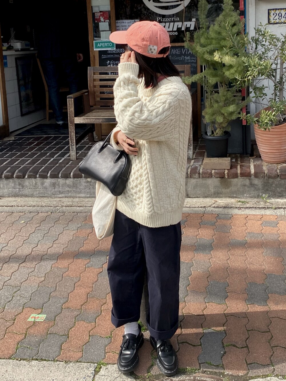 ブルー系のその他パンツ、ブラック系のローファー、ホワイト系のニット/セーターを着用したレディースの春コーディネートの2枚目の写真