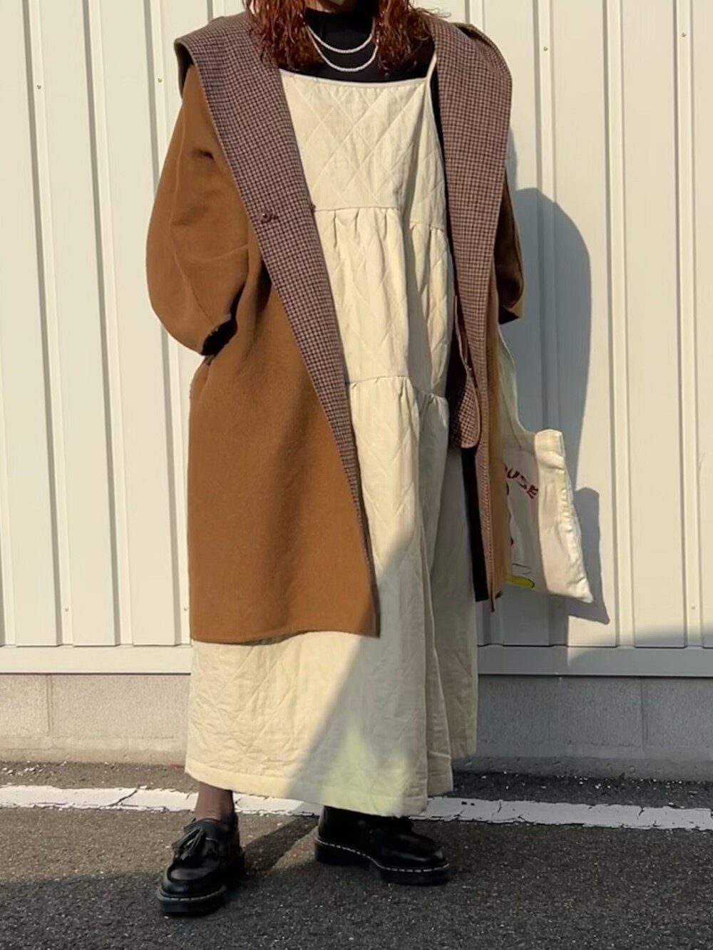 ブラック系のローファー、ブラック系のTシャツ/カットソー、ホワイト系のワンピース/ドレスを着用したレディースの冬コーディネートの2枚目の写真