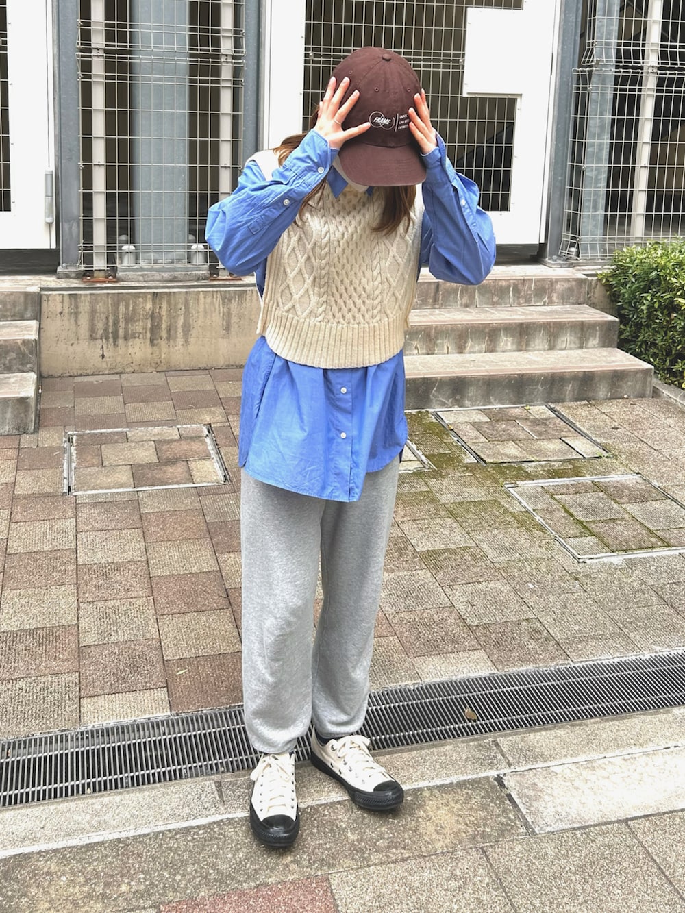 「orcival、ニットベスト、UNIQLO、青シャツ、スウェットパンツ、グレースウェット、靴下屋、MHL.、converse、春コーデ、プチプラ、ラフコーデ、大人カジュアル、シンプル、かなこーで」｜「ORCIVALのORCIVAL | クルーネックケーブルベスト WOMEN（ベスト、ホワイト系）」を使った、✌🏼( ◠‿◠ ｜🐬さん（レディース・155cm）の春コーディネートの2枚目の写真