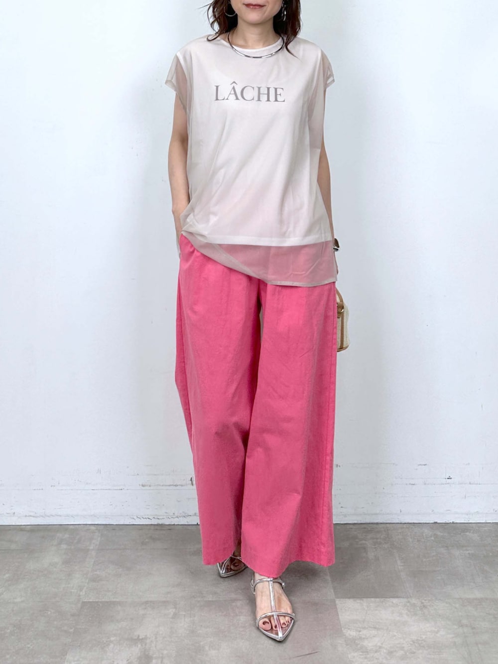 ホワイト系のTシャツ/カットソー、ピンク系のその他パンツを着用したレディースの夏コーディネートの5枚目の写真