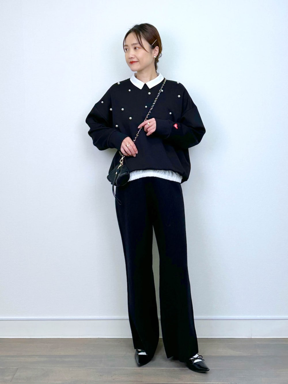 ブラック系のTシャツ/カットソー、ホワイト系のシャツ/ブラウス、ブラック系のその他パンツを着用したレディースの冬コーディネートの5枚目の写真