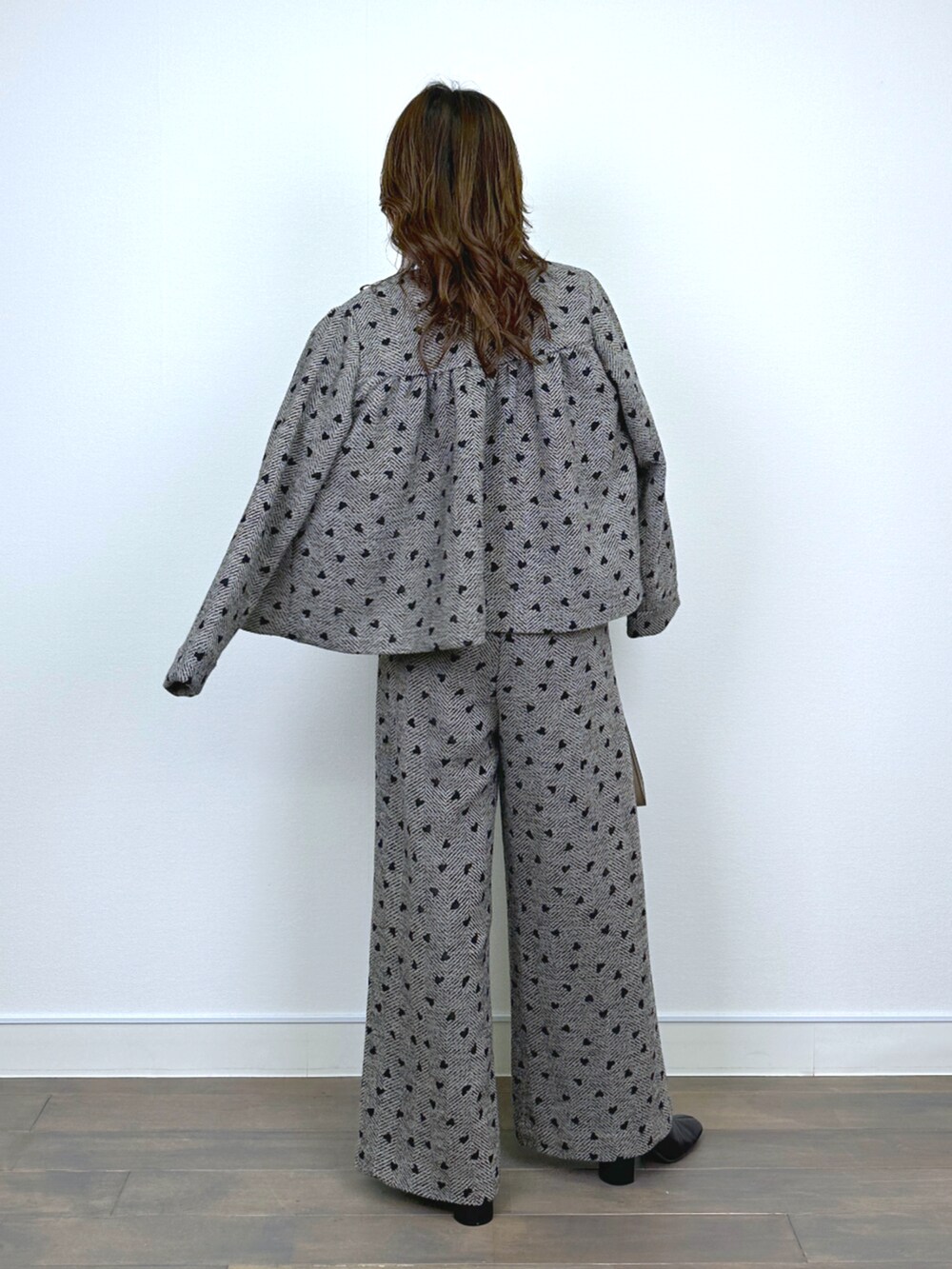 ブラウン系のブルゾン、ブラック系のニット/セーター、ブラウン系のその他パンツを着用したレディースの秋コーディネートの3枚目の写真