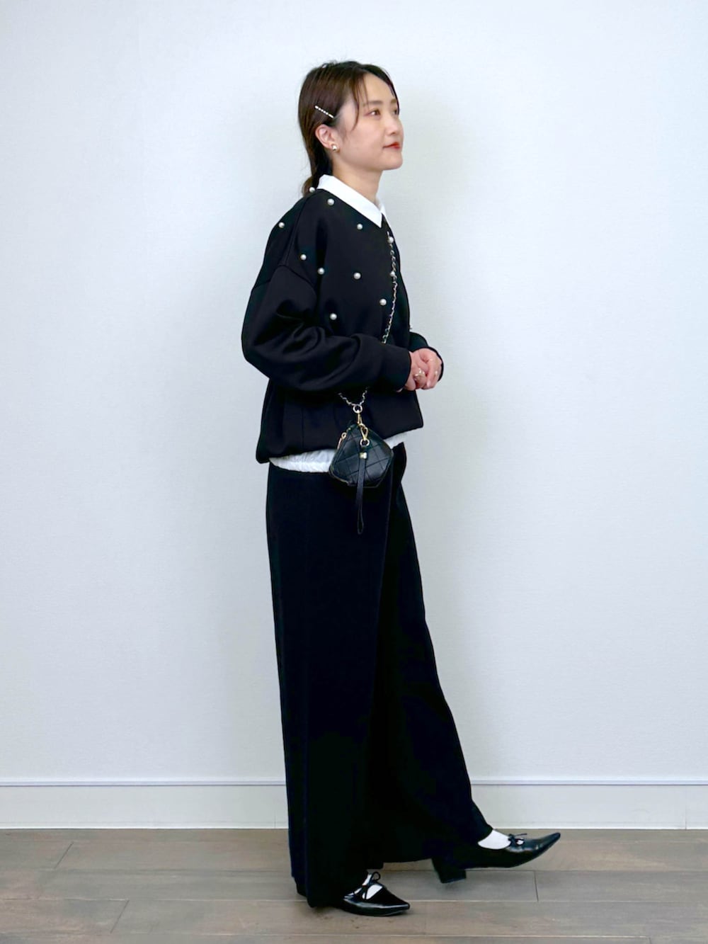 ブラック系のTシャツ/カットソー、ホワイト系のシャツ/ブラウス、ブラック系のその他パンツを着用したレディースの冬コーディネートの2枚目の写真