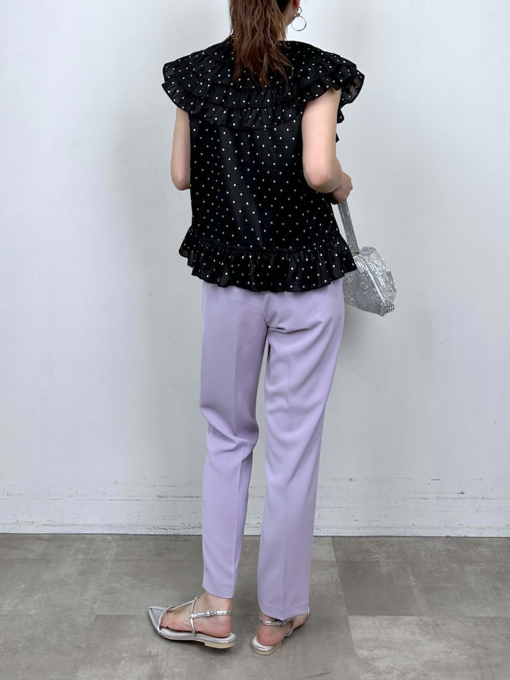 ブラック系のTシャツ/カットソー、パープル系のその他パンツを着用したレディースの夏コーディネートの3枚目の写真