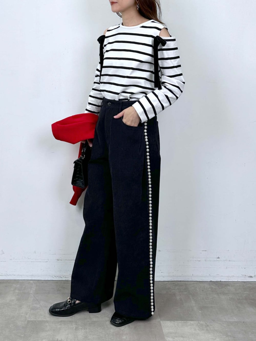 ホワイト系のTシャツ/カットソー、レッド系のカーディガン/ボレロ、ブラック系のデニムパンツを着用したレディースの夏コーディネートの6枚目の写真