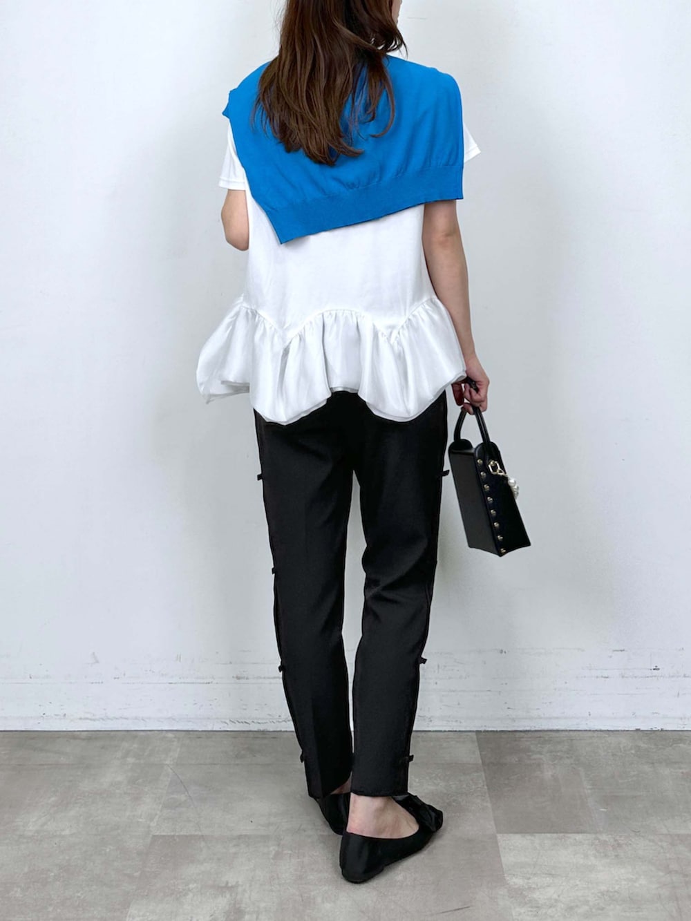 ブルー系のカーディガン/ボレロ、ホワイト系のTシャツ/カットソー、ブラック系のその他パンツを着用したレディースの夏コーディネートの3枚目の写真