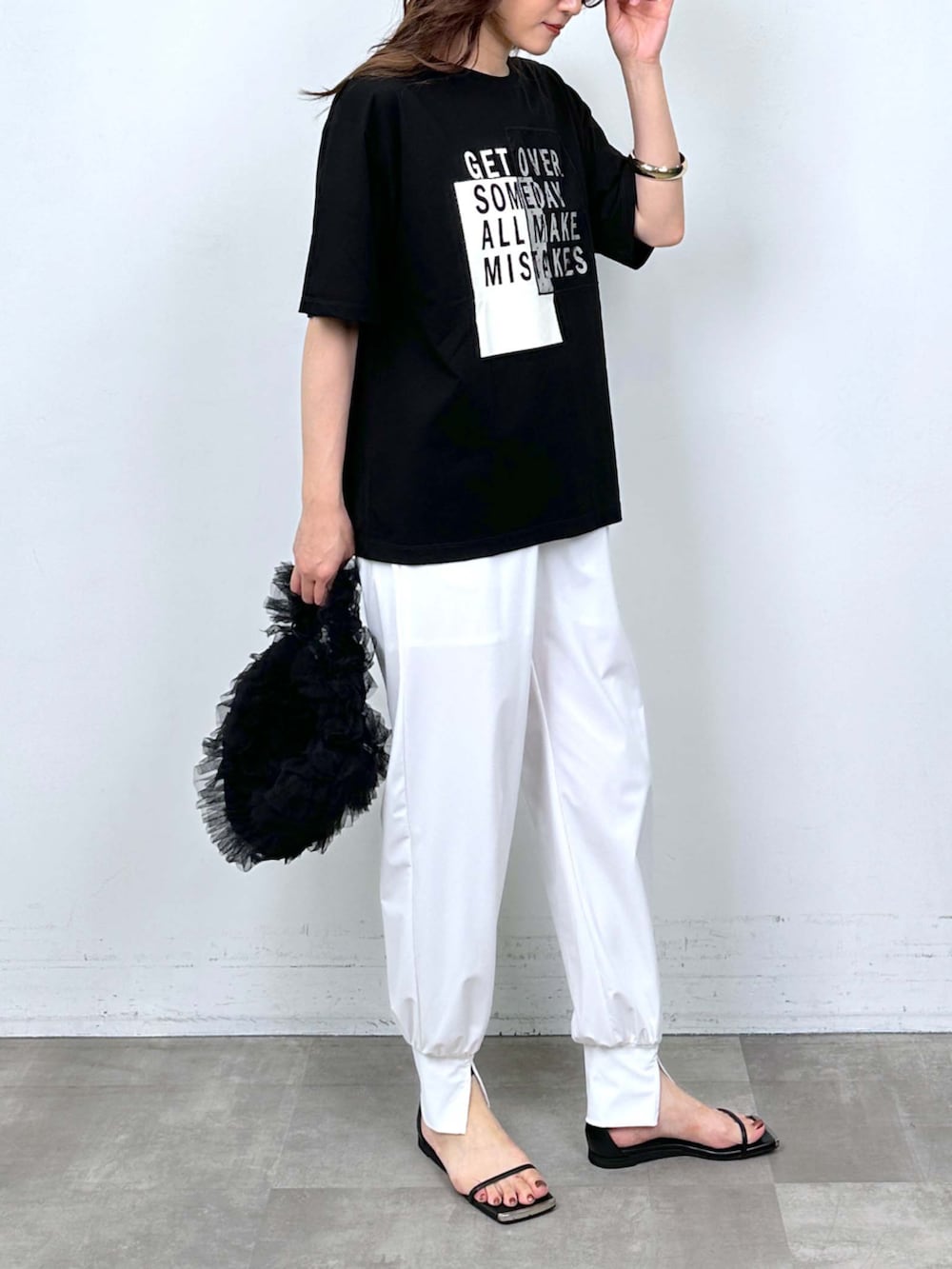 ブラック系のTシャツ/カットソーを着用したレディースの夏コーディネートの4枚目の写真