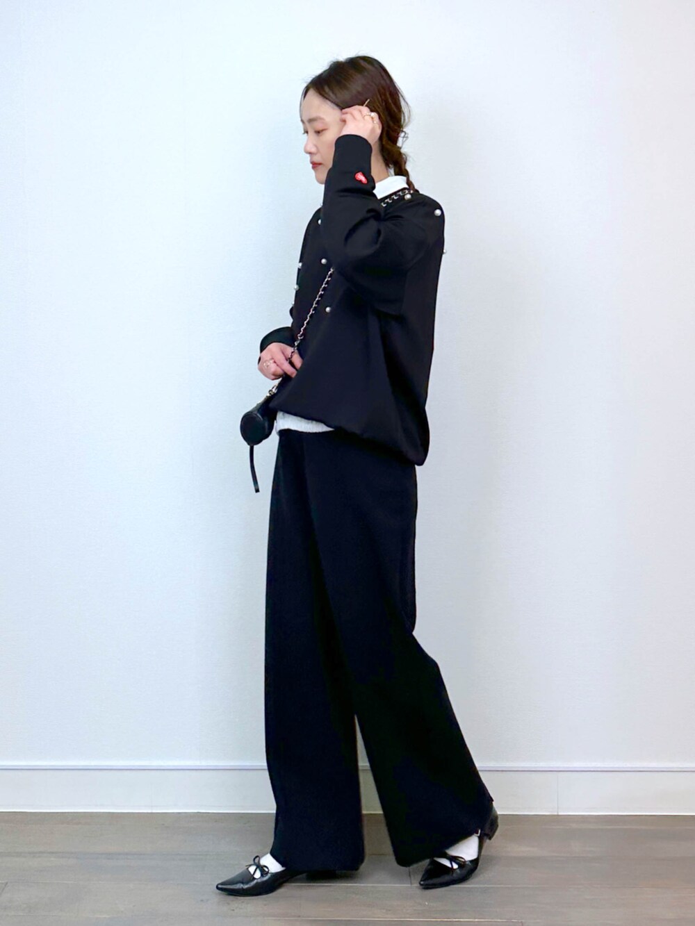 ブラック系のTシャツ/カットソー、ホワイト系のシャツ/ブラウス、ブラック系のその他パンツを着用したレディースの冬コーディネートの4枚目の写真